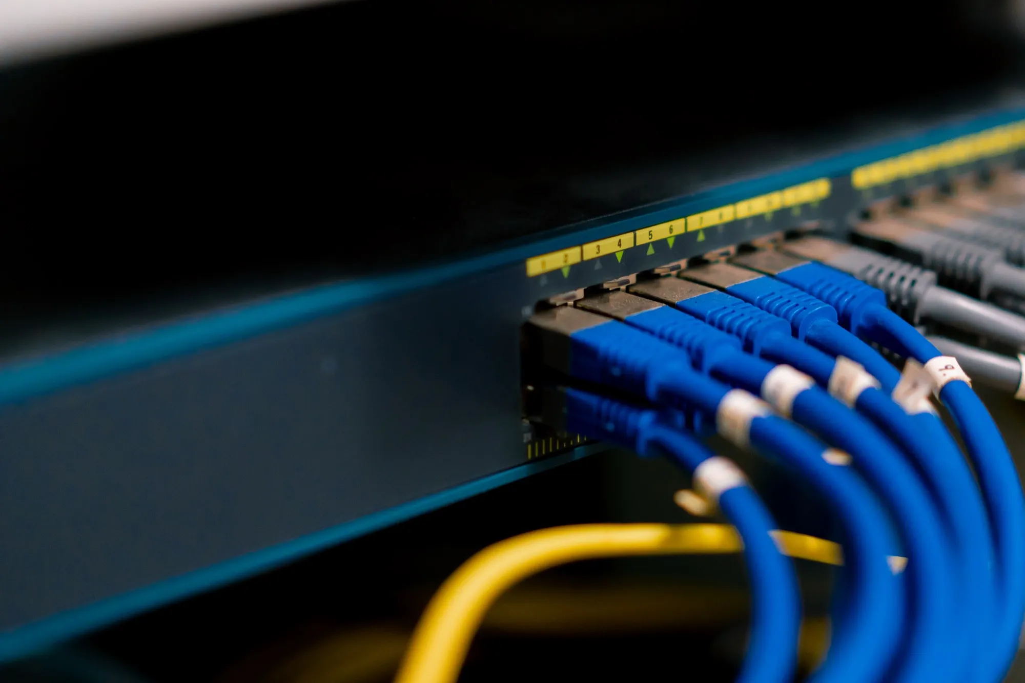 Netzwerkkabel in einem Serverschrank