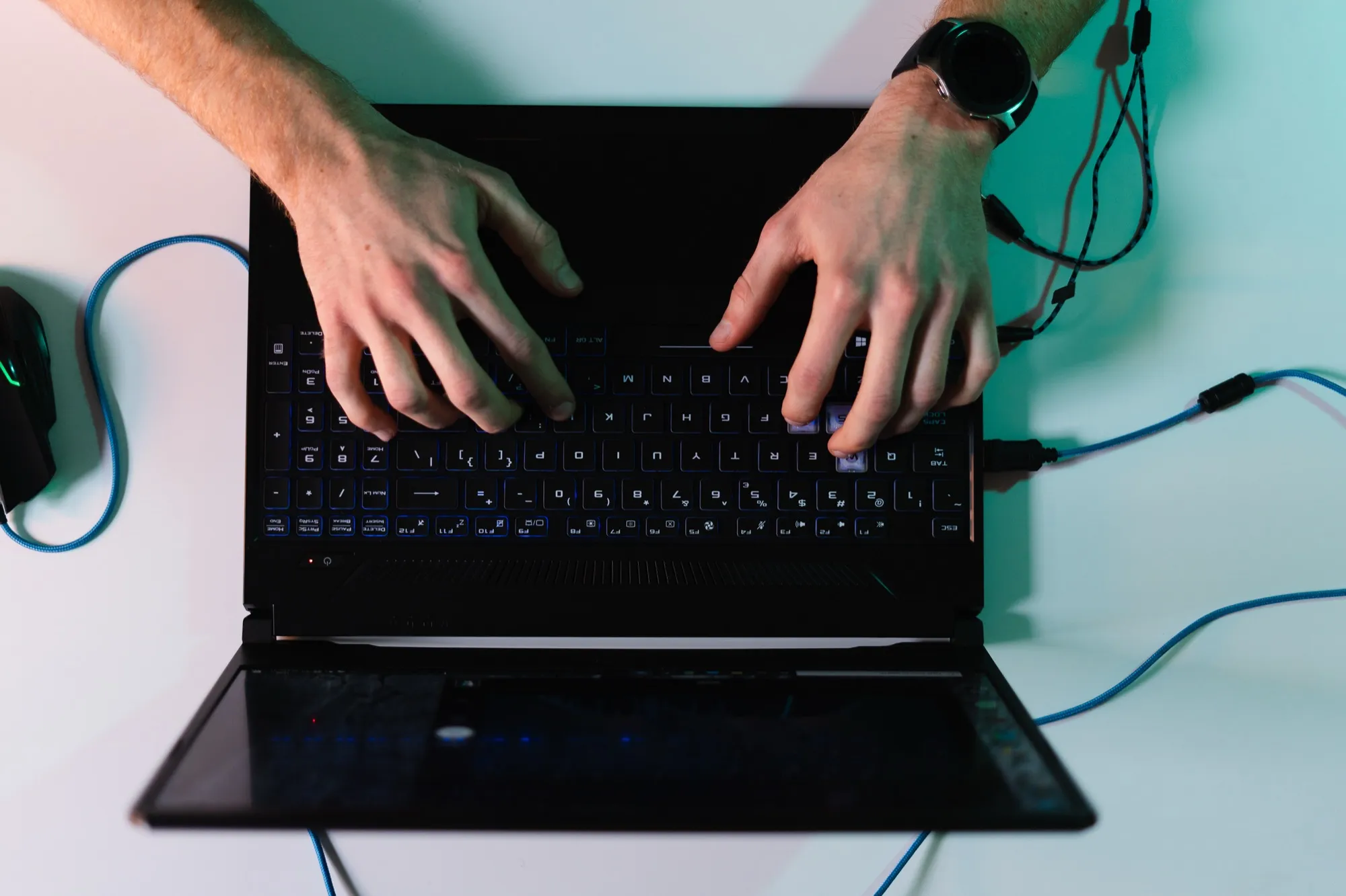 Hände tippen am Laptop