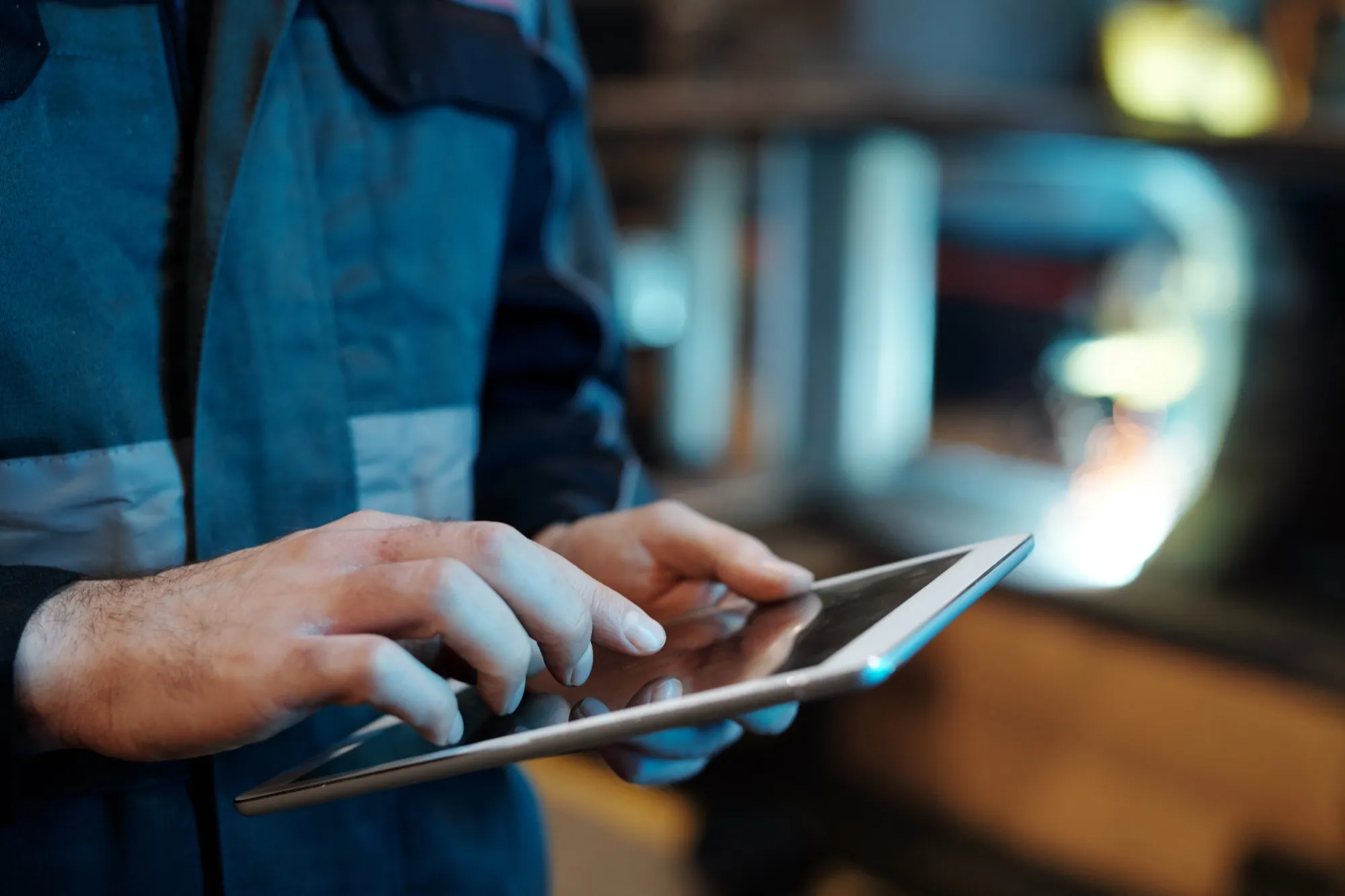 Techniker mit Tablet an einer Industrieanlage